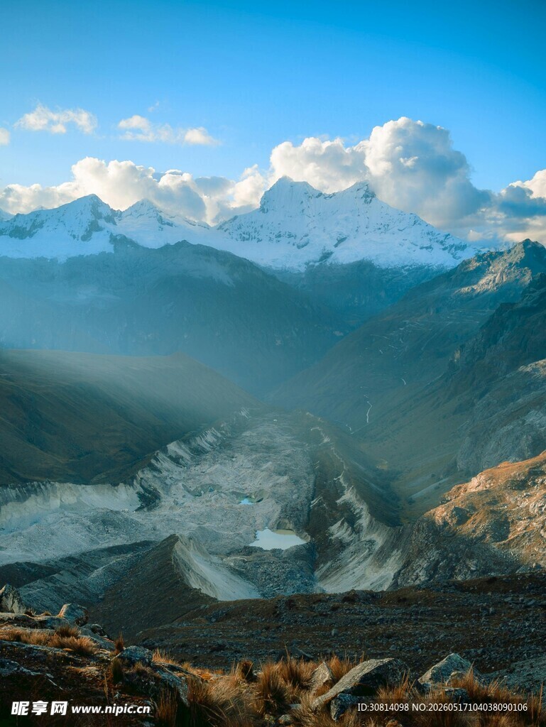 壮丽雪山山谷美景