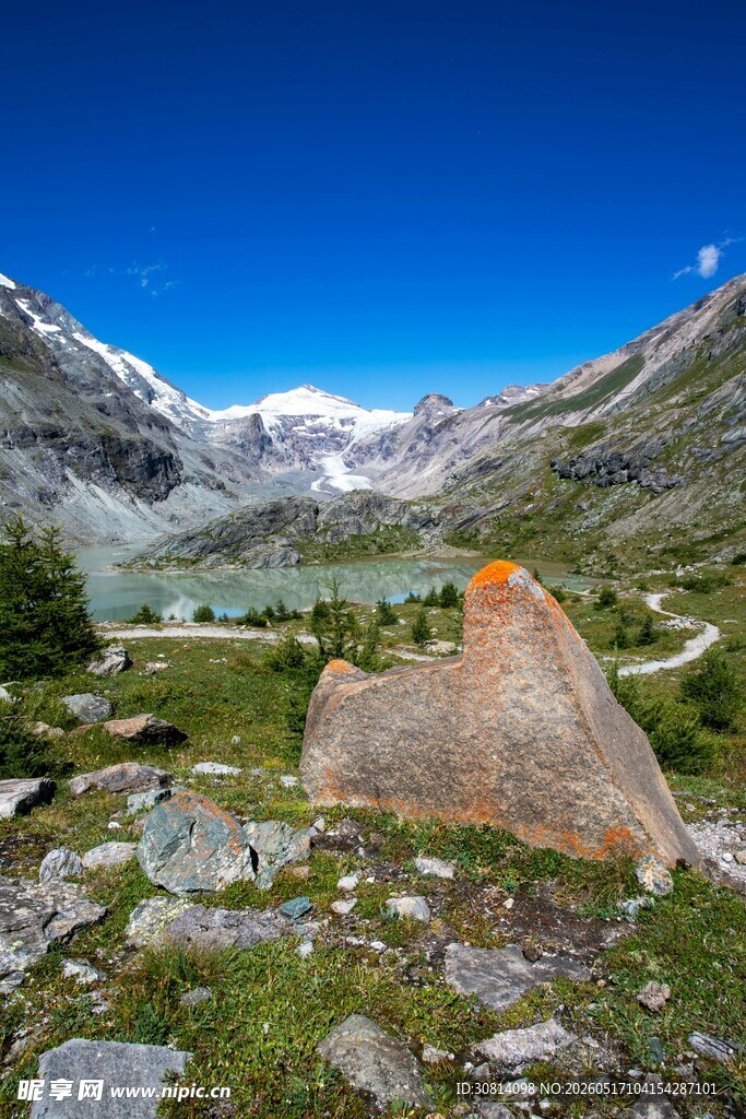 山间巨石与秀丽自然景观