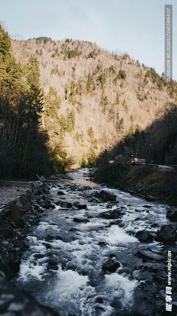 山间溪流