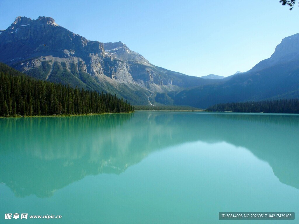 碧绿湖水映青山美景