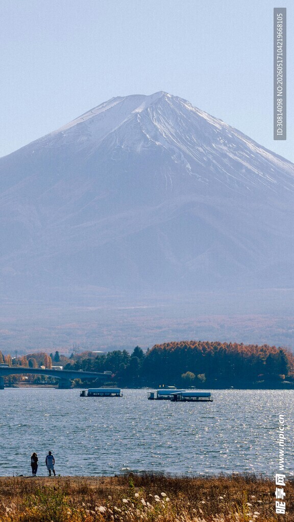 富士山下的湖景风光