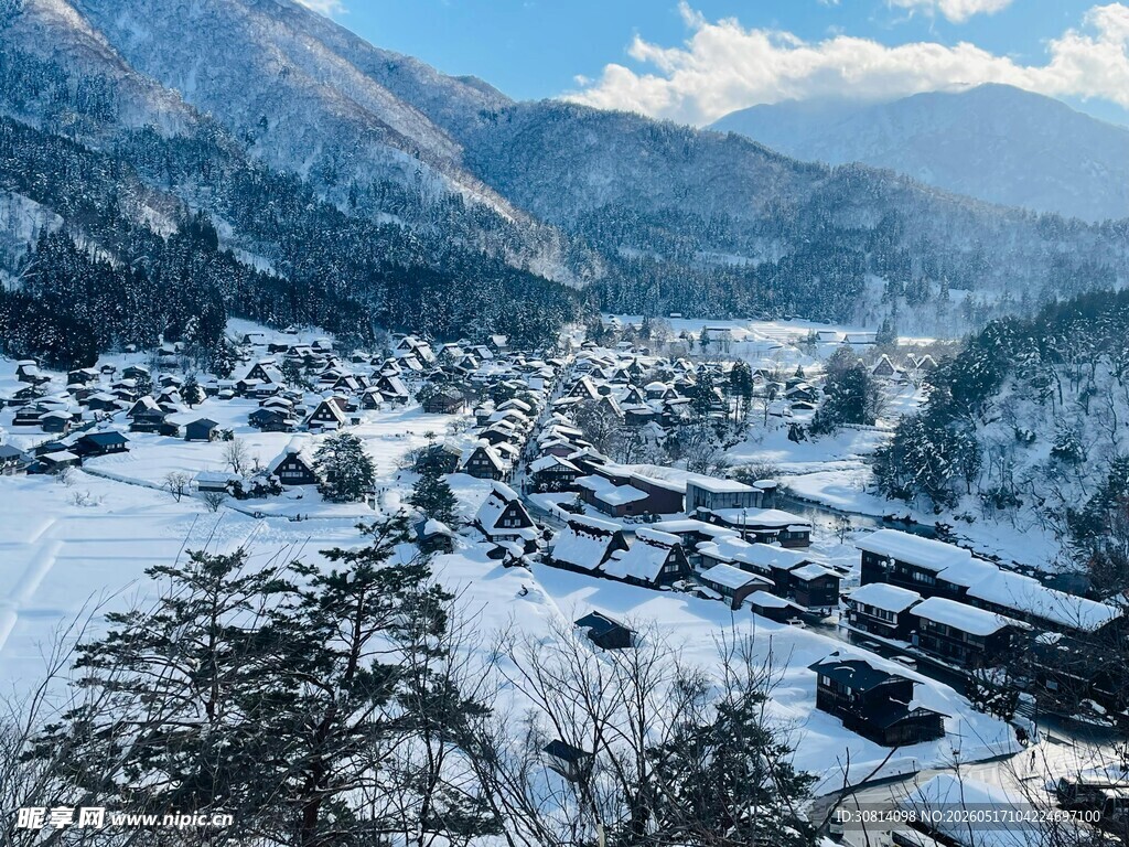 冬日雪景中的静谧山村
