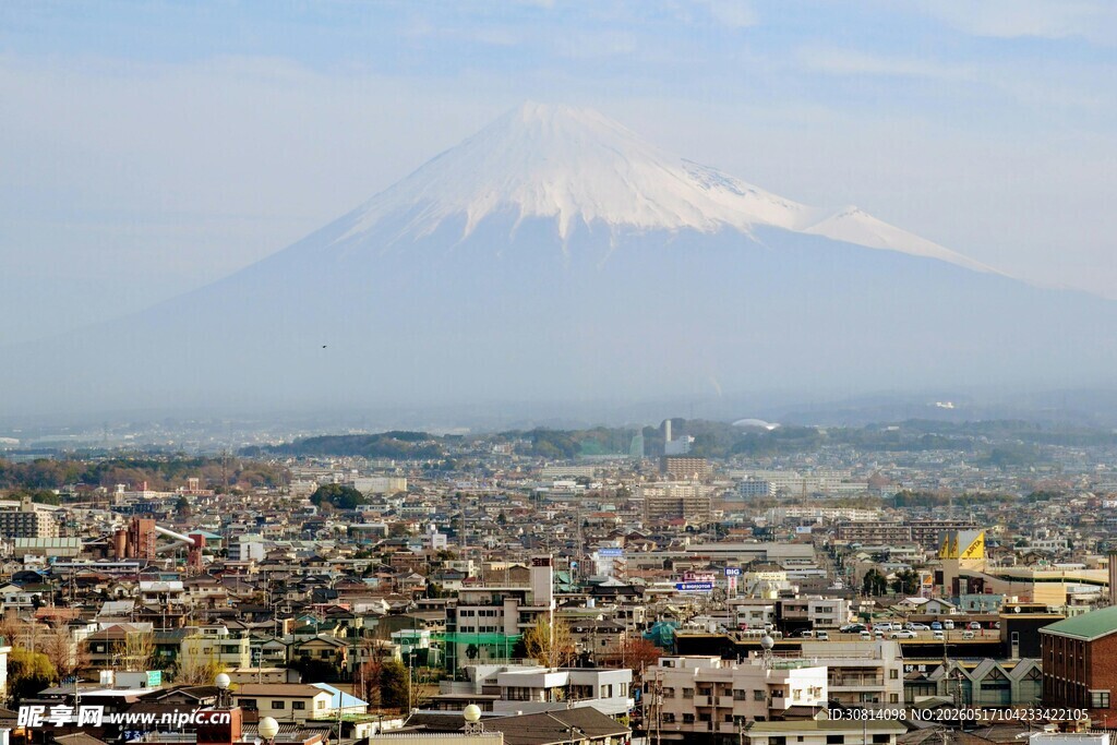 富士山下的城市景观