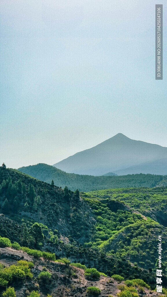 青山绵延的壮阔自然景观