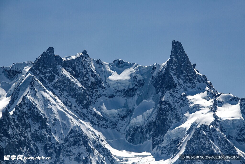 巍峨雪山壮丽景致