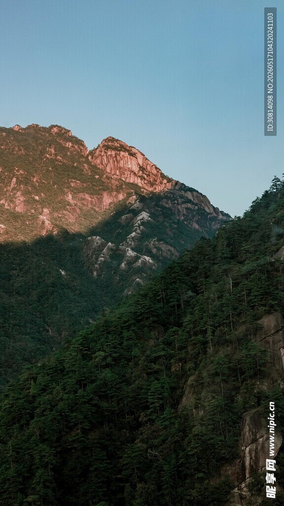 夕阳下的山峦美景