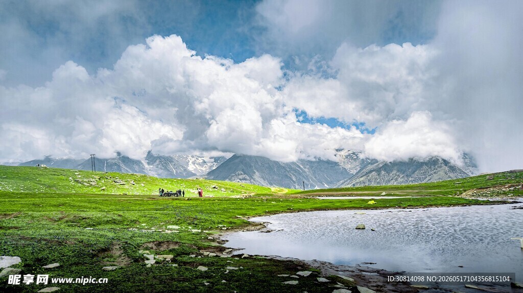 山间湖畔美景