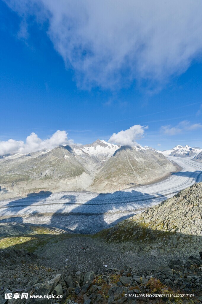 壮丽雪山蓝天美景