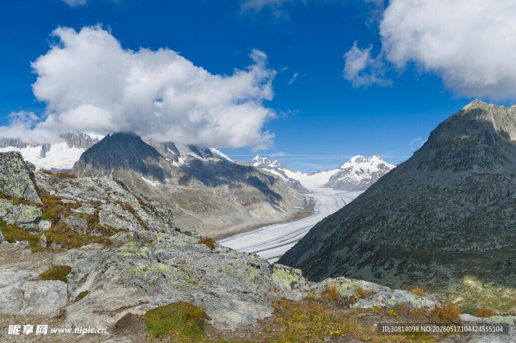 壮丽高山与蓝天白云景观