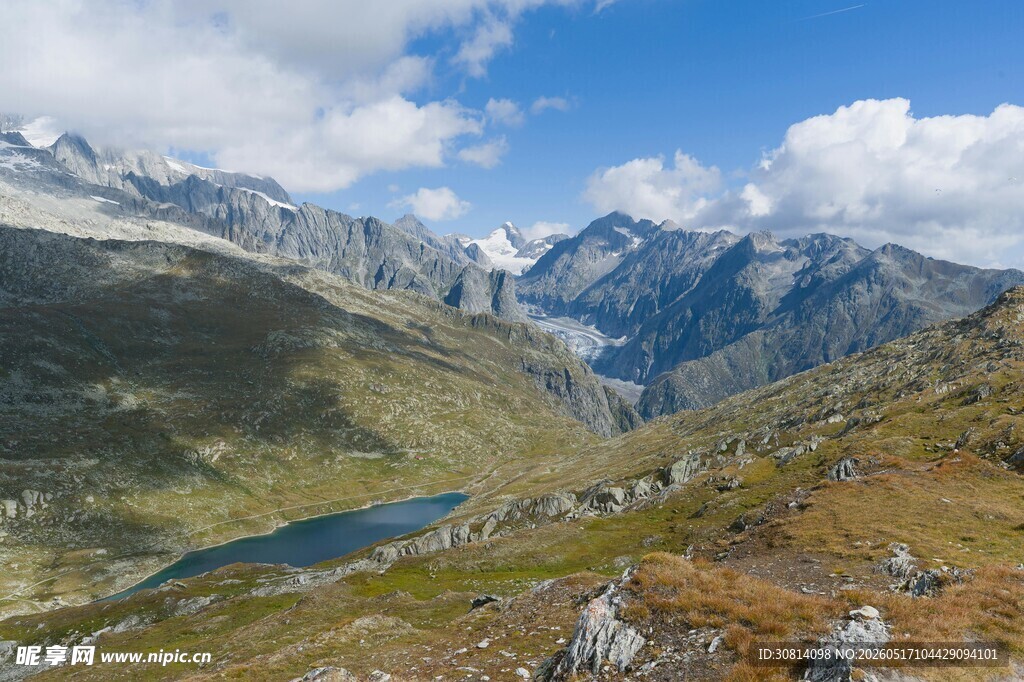 壮丽高山湖泊自然美景