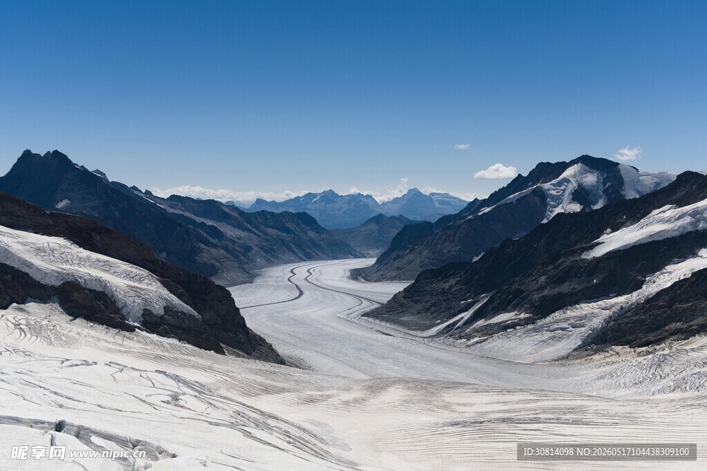 壮丽雪山山谷景观