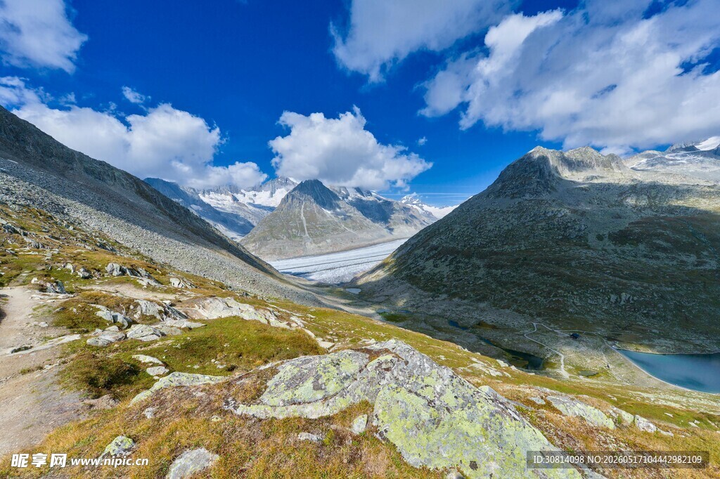 壮丽高山湖泊美景