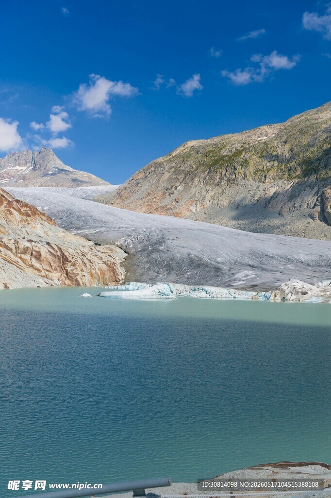 高山下的澄澈湖泊