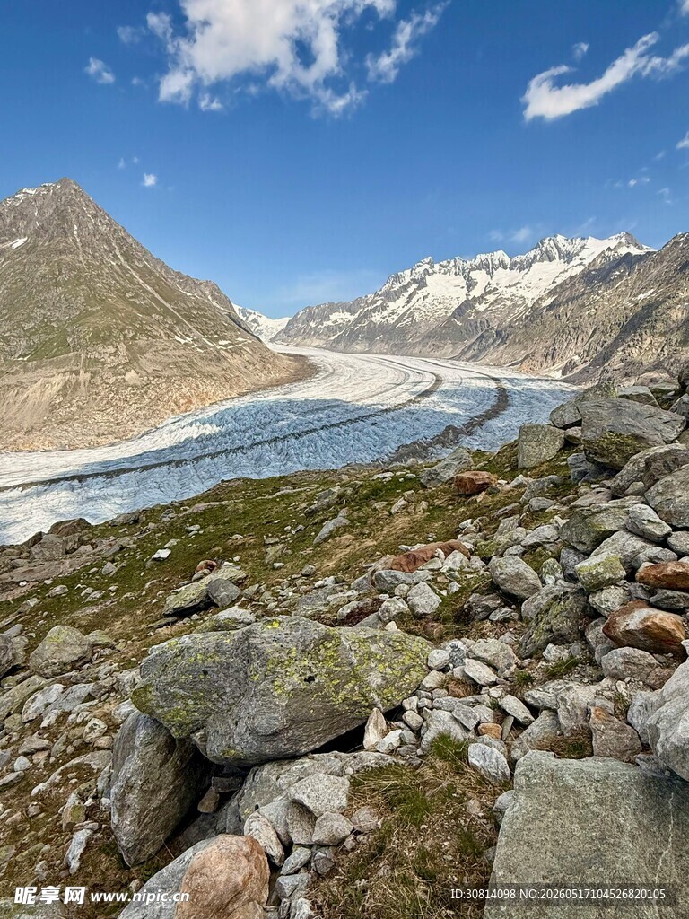 高山冰川旁的嶙峋岩石