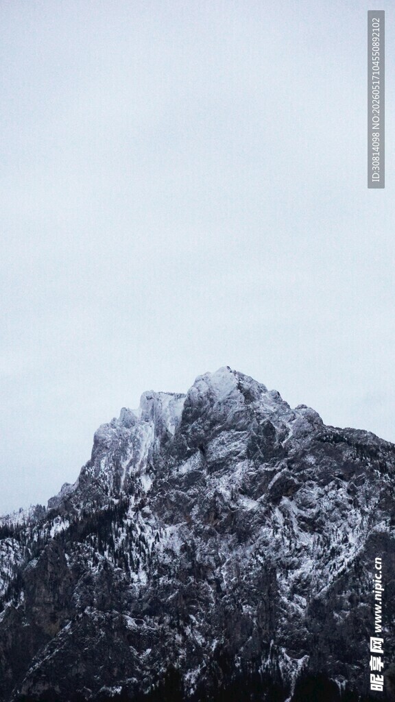 雪覆山峦美景