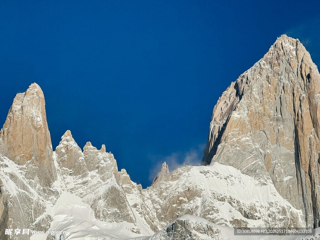 雪山奇峰