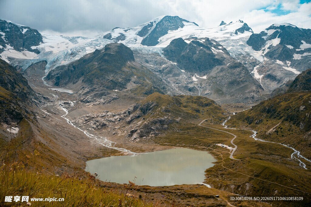 高山湖泊壮丽自然景观