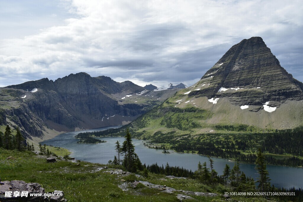 壮美山间湖泊风景