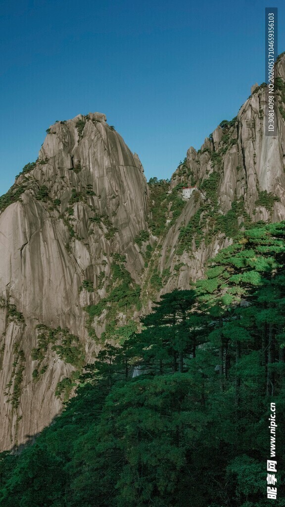 巍峨峻峭的壮丽山峰