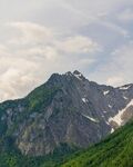 巍峨青山伴云景