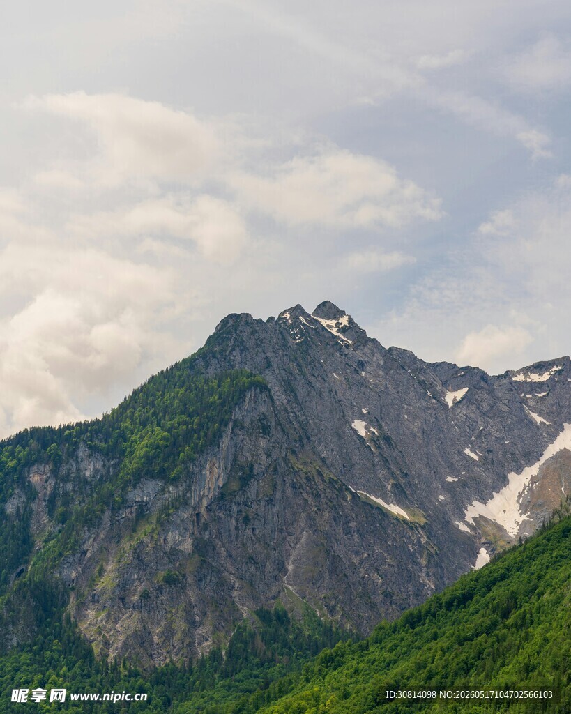 巍峨青山伴云景