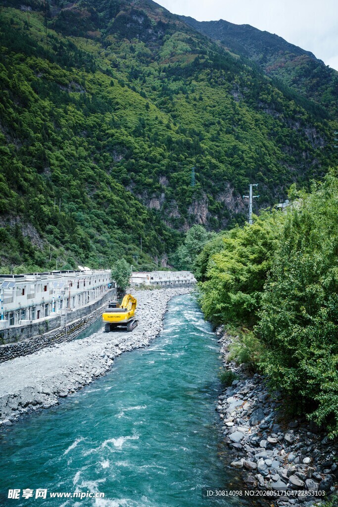 河谷漂流船穿梭青山绿水间