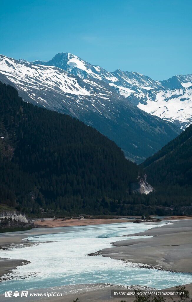 雪山下的宁静河谷风光