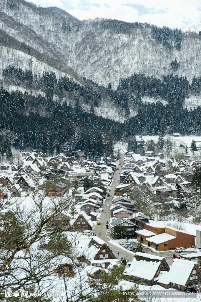 雪覆山村美景