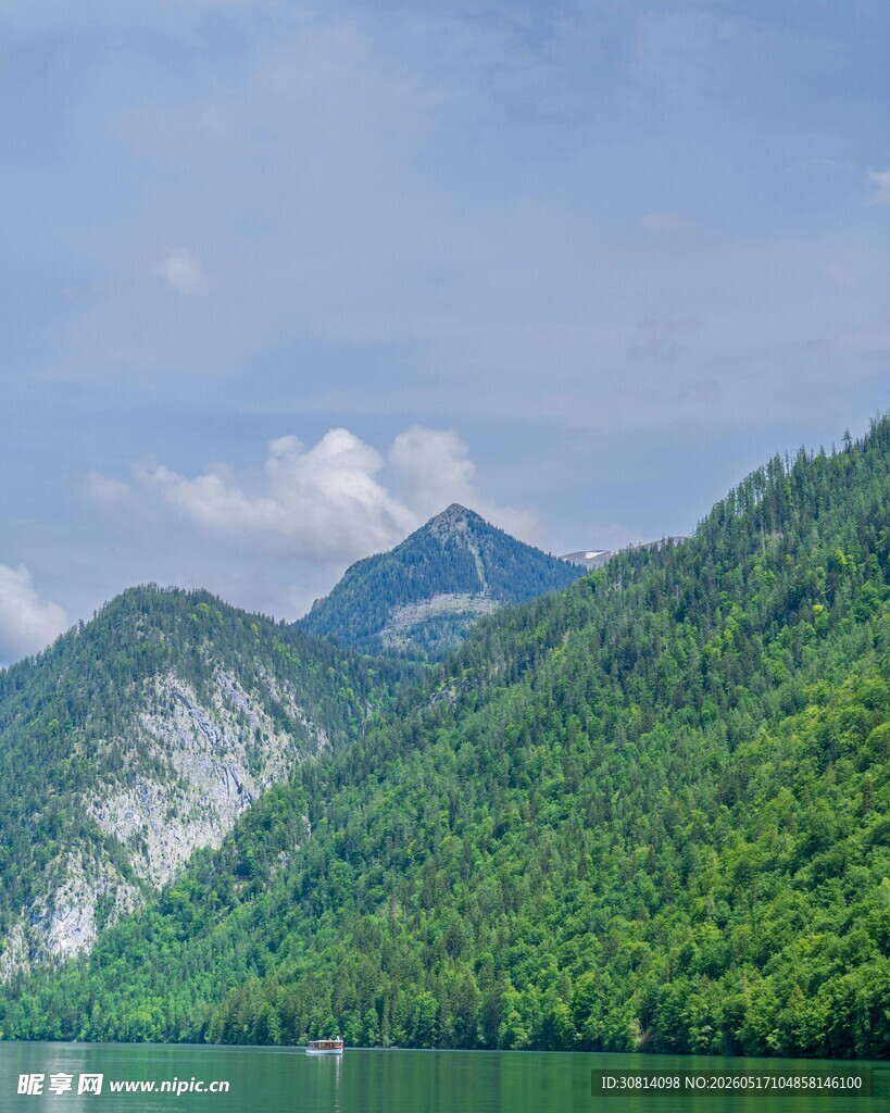 青山绿水间的秀丽湖景