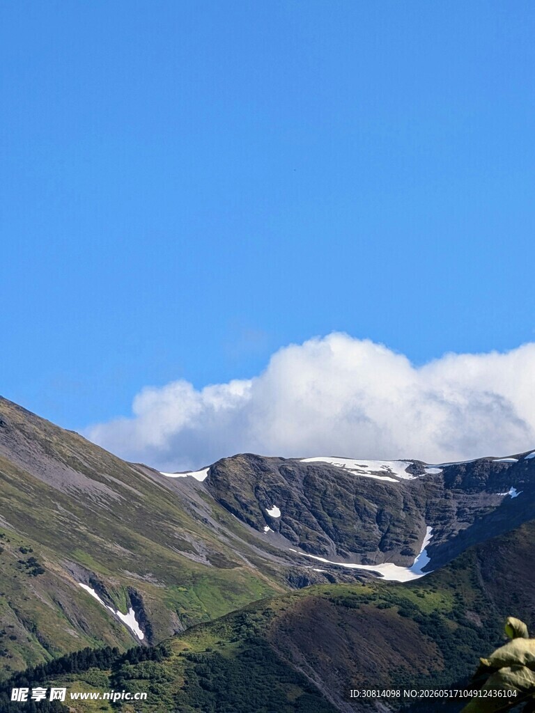 高山蓝天间的壮美景致