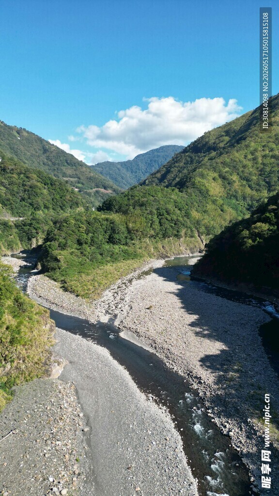 山间蜿蜒碎石路景色