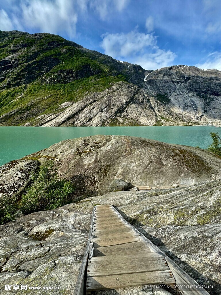 山间栈道旁的碧绿湖水