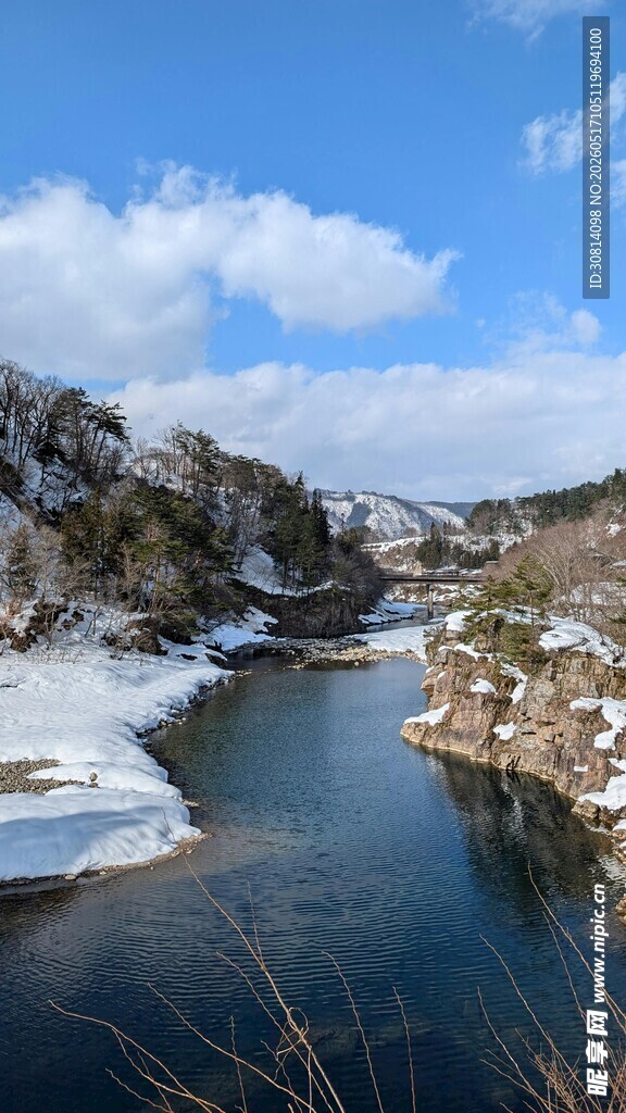 冬日河畔雪景