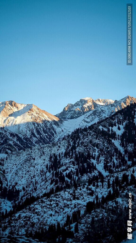 雪山晨曦美景