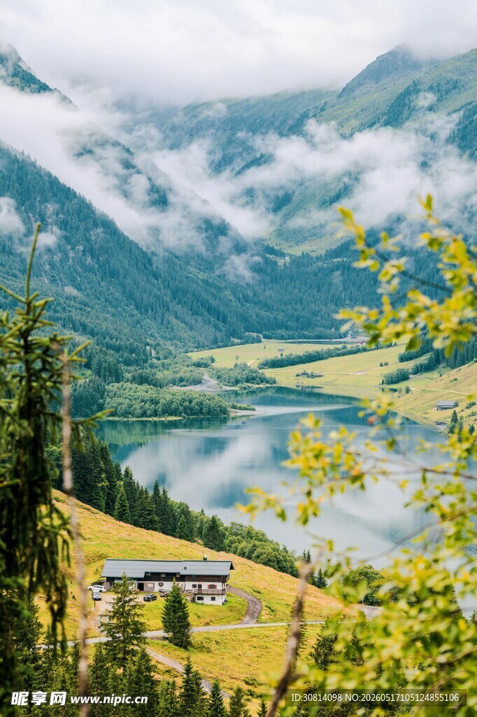 山间湖畔小屋