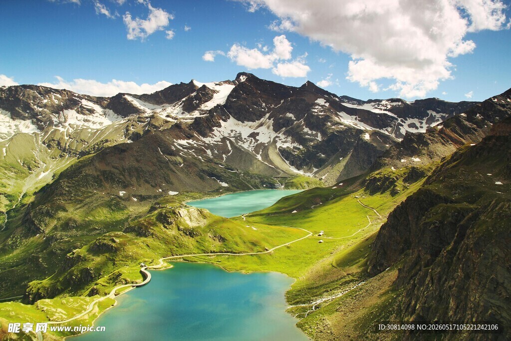 高山间的碧绿湖泊美景