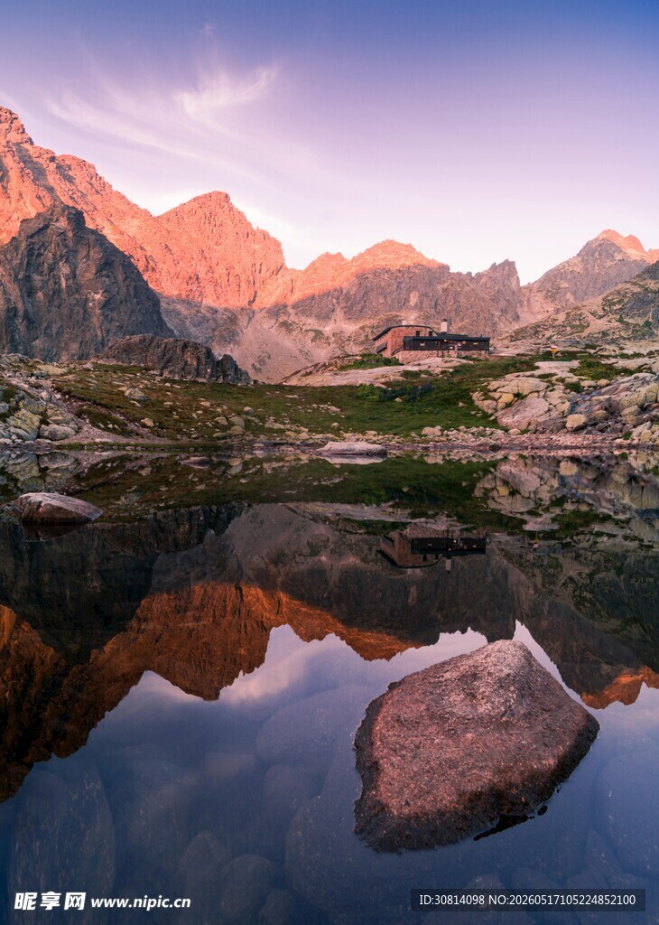 山间湖景