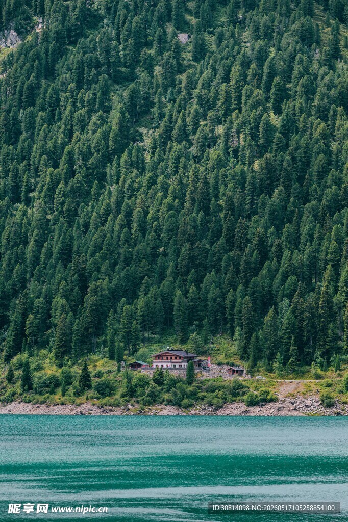 青山绿水间的湖畔景致
