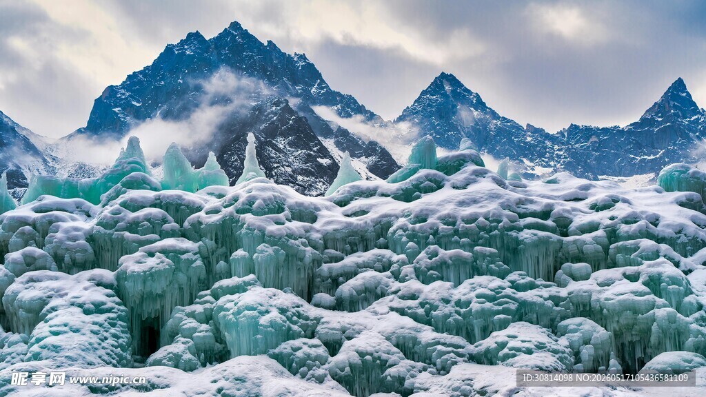 冰雪覆盖的壮丽冰川景观