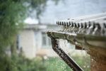 屋檐雨滴 