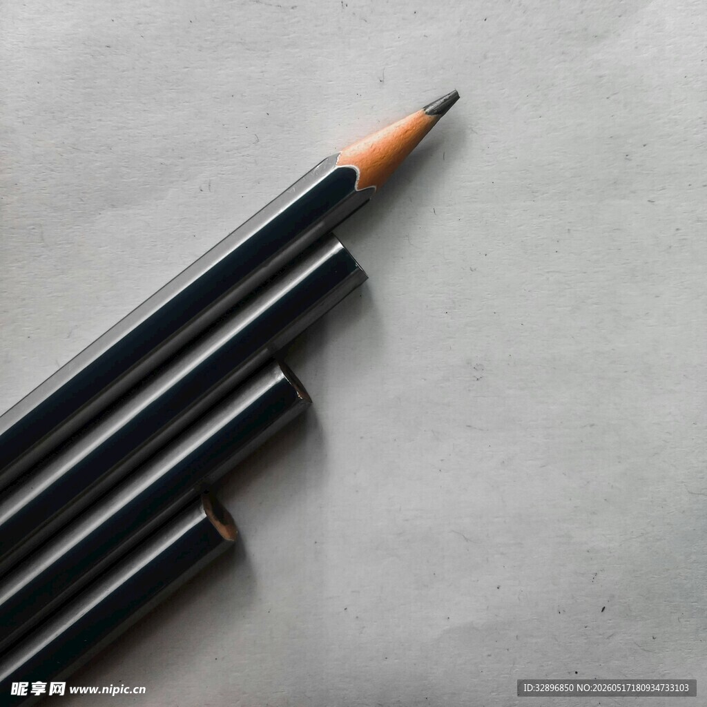 黑色眉笔整齐排列展示