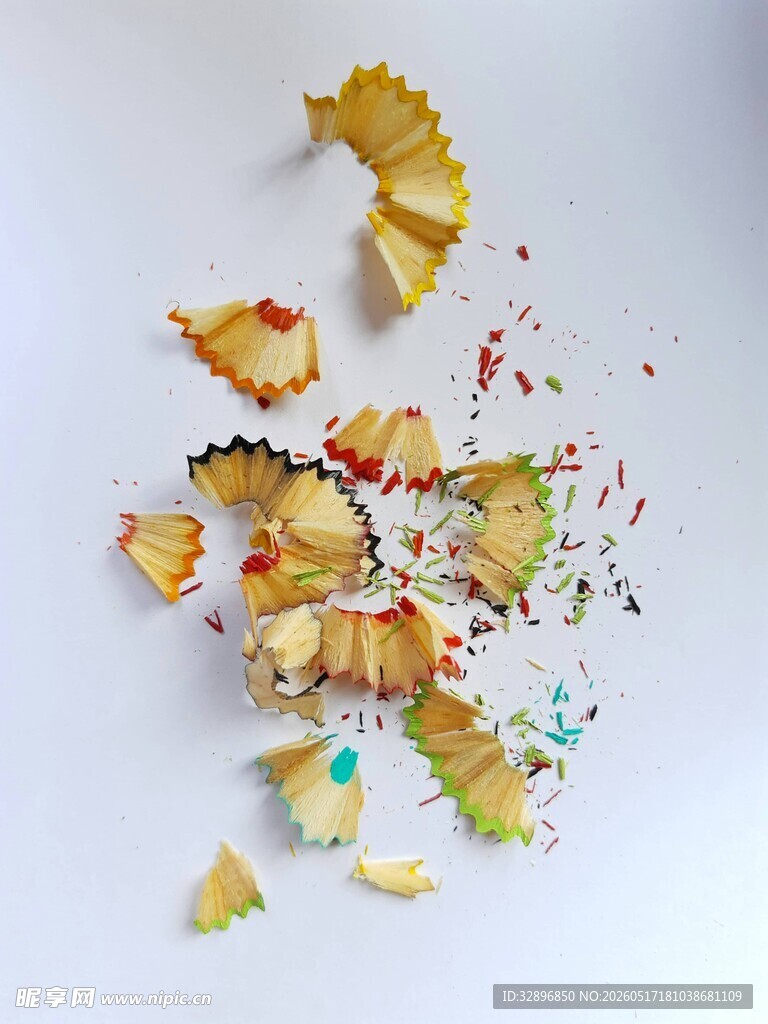彩色碎纸片洒落画面
