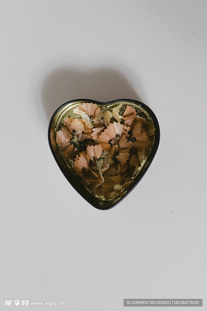 心形金属盒花纹精美