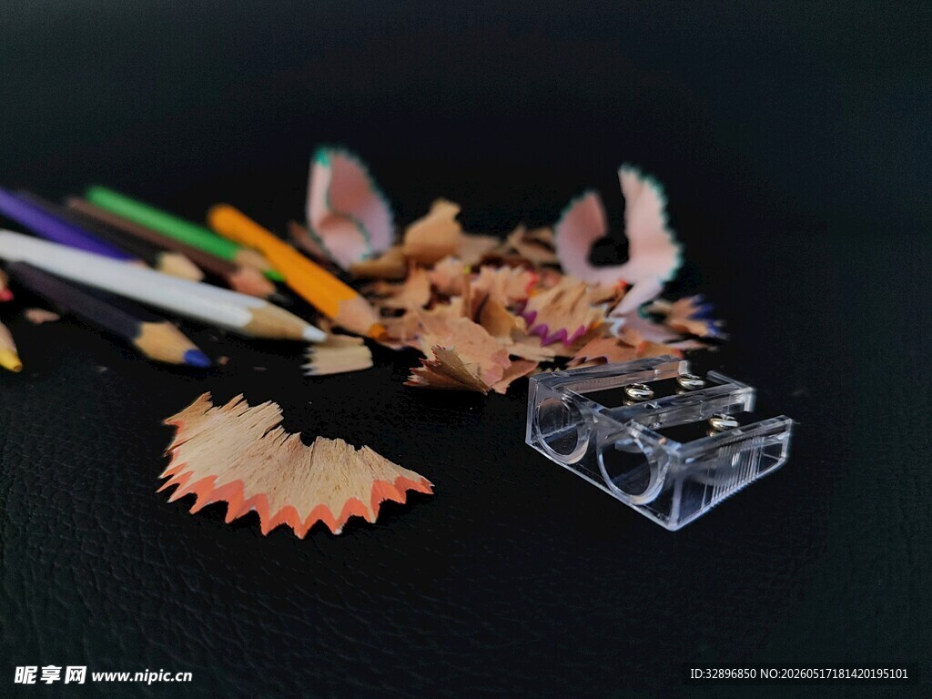 彩色铅笔与精美文具组合