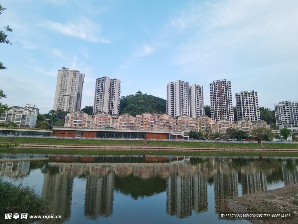 湖畔高楼倒影美景