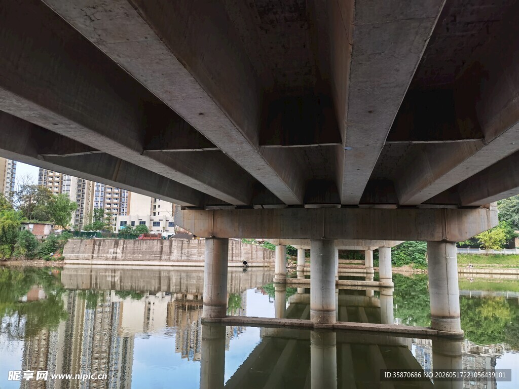 桥下倒影景观