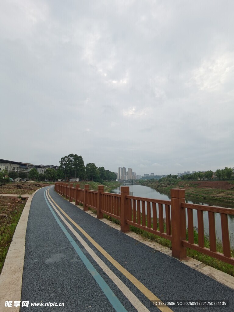 湖边的彩色骑行步道