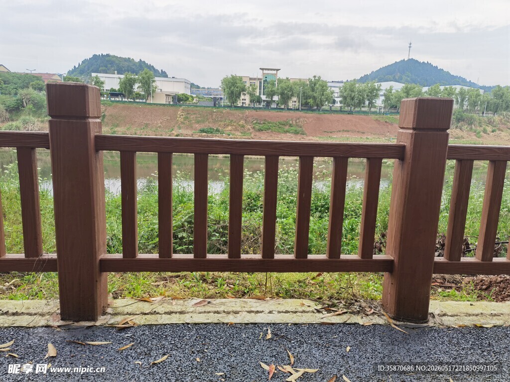 户外木栏杆与田园风光