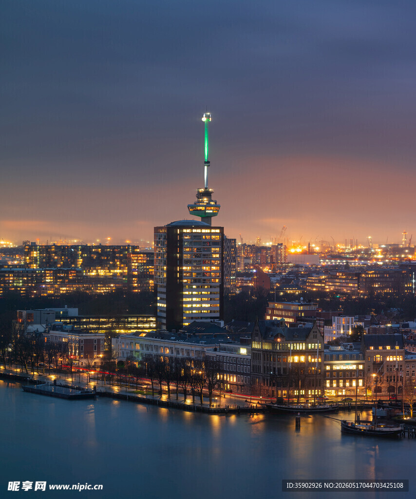 城市河畔夜景璀璨灯火
