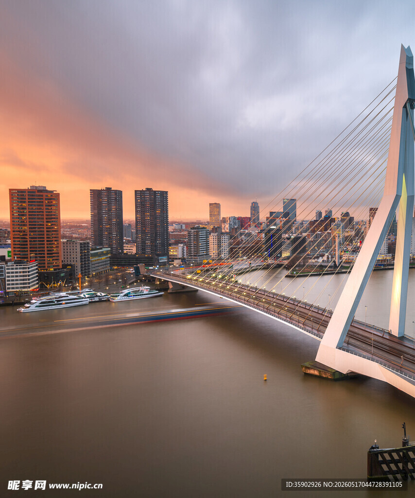 黄昏下的城市桥梁美景